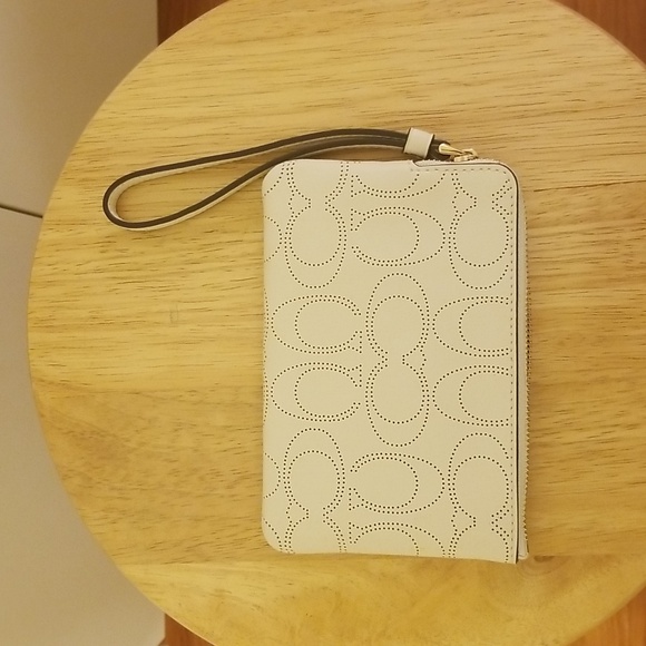 CORNER ZIP WRISTLET IN PERFORATED SIGNATURE LEATHER - Picture 3 of 4